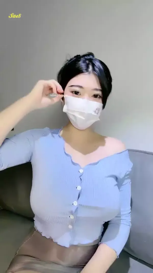 湖南极品爆乳学生妹大E童颜巨乳露点大秀9